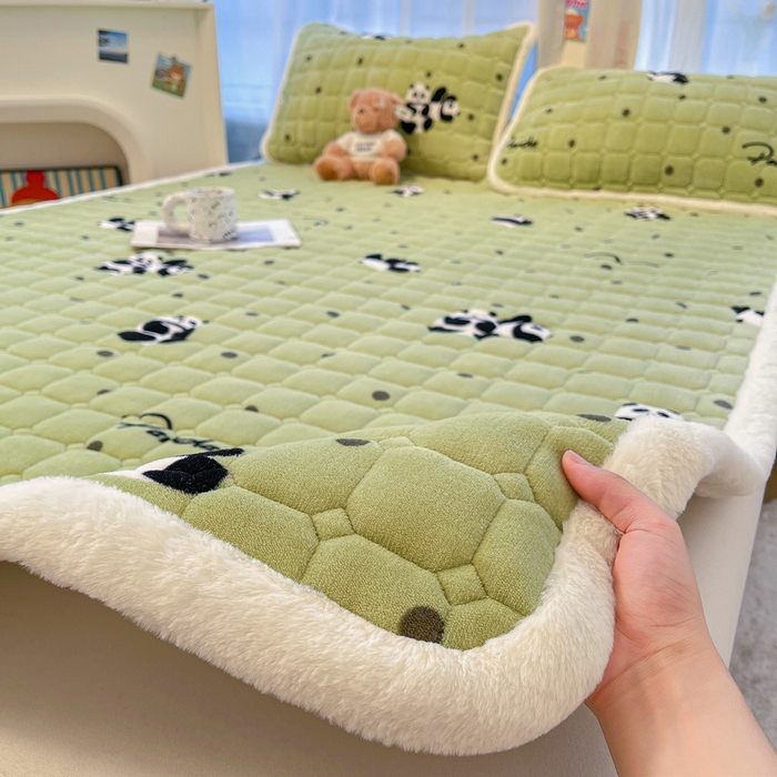 91家纺网 家纺一手货源 找家纺 梵朴 2025新款牛奶绒夹棉床垫床褥加厚珊瑚绒床护垫-印花系列（大床图） 调皮熊猫