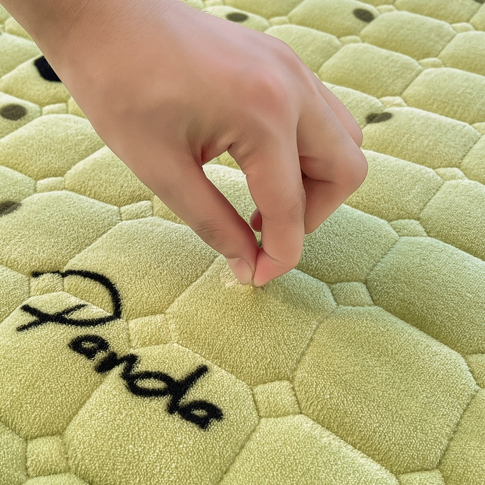 91家纺网 家纺一手货源 找家纺 梵朴 2025新款牛奶绒夹棉床垫床褥加厚珊瑚绒床护垫-印花系列（大床图） 调皮熊猫