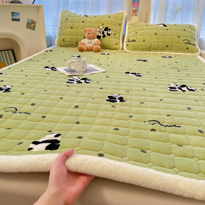 91家纺网 家纺一手货源 找家纺 梵朴 2025新款牛奶绒夹棉床垫床褥加厚珊瑚绒床护垫-印花系列（大床图） 调皮熊猫