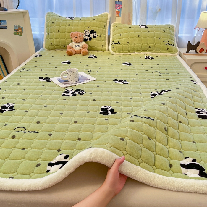 91家纺网 家纺一手货源 找家纺 梵朴 2025新款牛奶绒夹棉床垫床褥加厚珊瑚绒床护垫-印花系列（大床图） 调皮熊猫