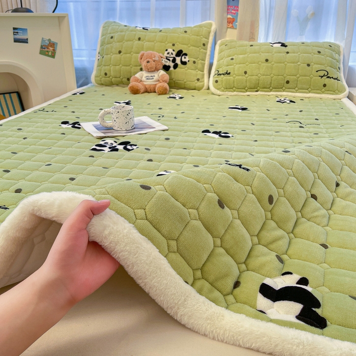 91家纺网 家纺一手货源 找家纺 梵朴 2025新款牛奶绒夹棉床垫床褥加厚珊瑚绒床护垫-印花系列（大床图） 调皮熊猫