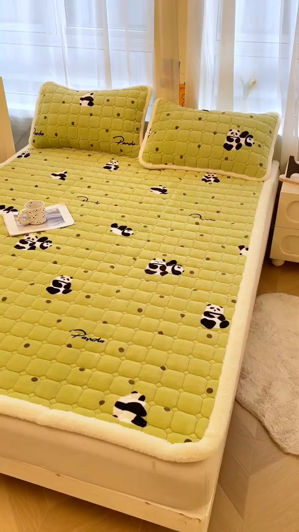 91家纺网 家纺一手货源 找家纺 梵朴 2025新款牛奶绒夹棉床垫床褥加厚珊瑚绒床护垫-印花系列（大床图） 调皮熊猫