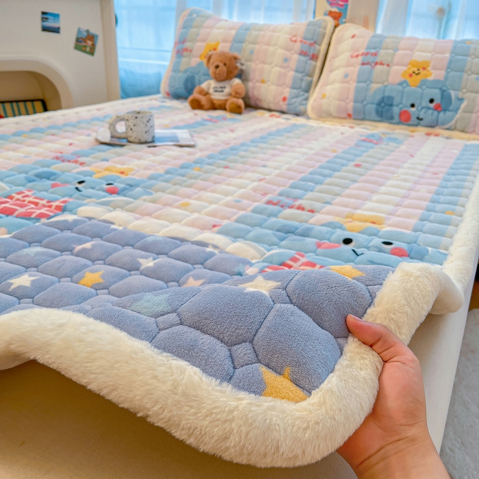 91家纺网 家纺一手货源 找家纺 梵朴 2025新款牛奶绒夹棉床垫床褥加厚珊瑚绒床护垫-印花系列（大床图） 彩虹小象