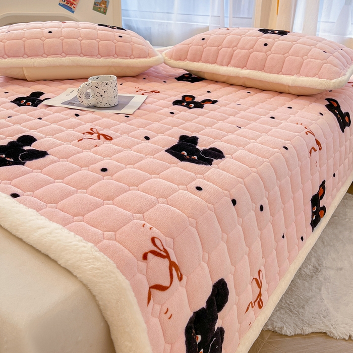 91家纺网 家纺一手货源 找家纺 梵朴 2025新款牛奶绒夹棉床垫床褥加厚珊瑚绒床护垫-印花系列（大床图） 甜蜜小兔