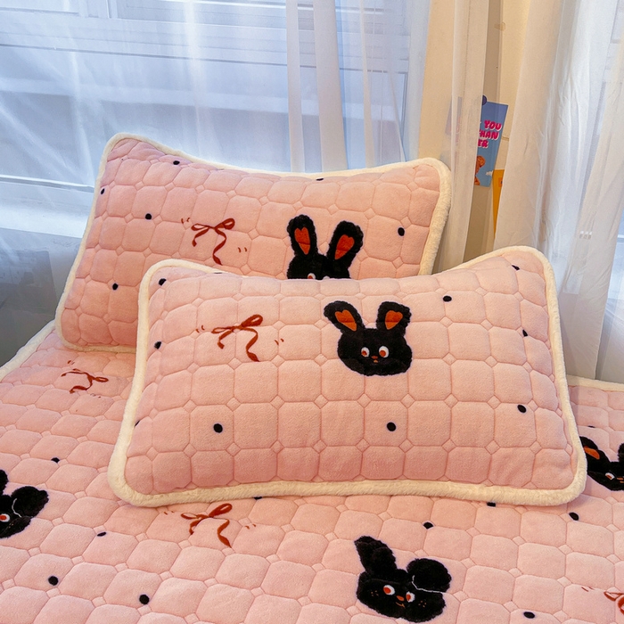 91家纺网 家纺一手货源 找家纺 梵朴 2025新款牛奶绒夹棉床垫床褥加厚珊瑚绒床护垫-印花系列（大床图） 甜蜜小兔