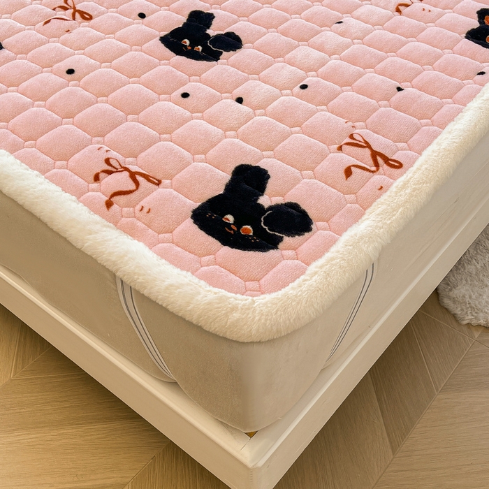 91家纺网 家纺一手货源 找家纺 梵朴 2025新款牛奶绒夹棉床垫床褥加厚珊瑚绒床护垫-印花系列（大床图） 甜蜜小兔