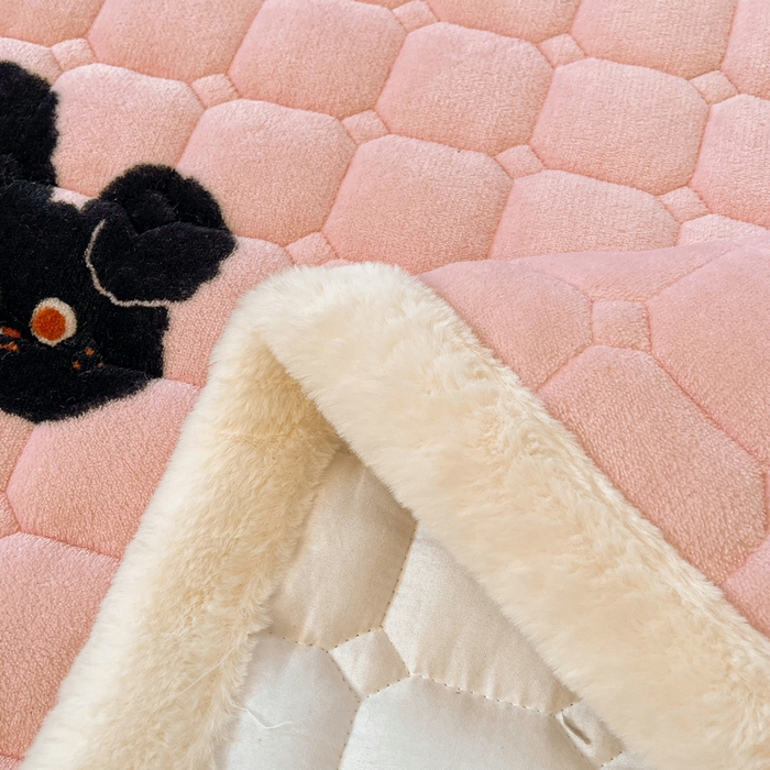 91家纺网 家纺一手货源 找家纺 梵朴 2025新款牛奶绒夹棉床垫床褥加厚珊瑚绒床护垫-印花系列（大床图） 甜蜜小兔