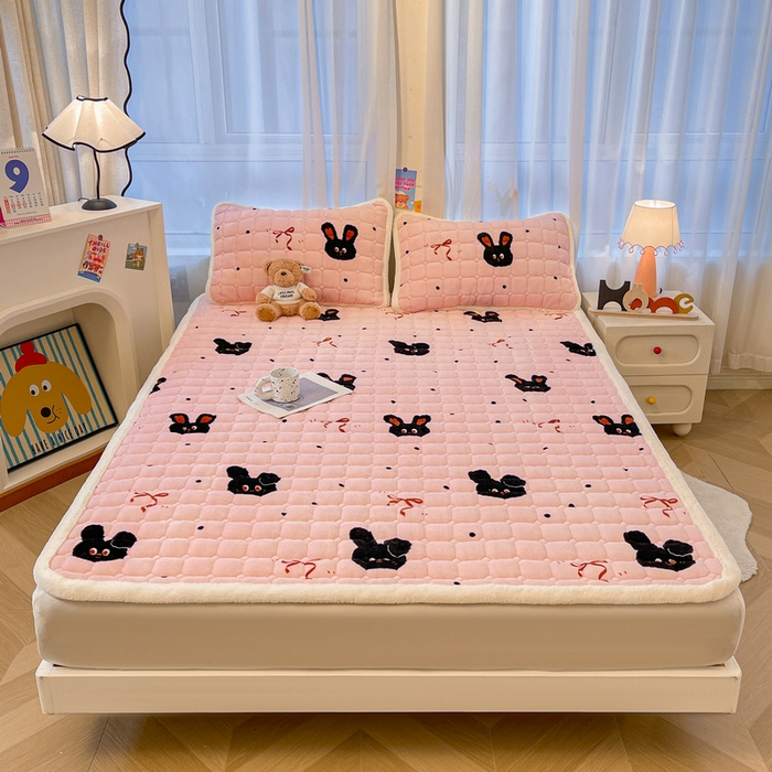 91家纺网 家纺一手货源 找家纺 梵朴 2025新款牛奶绒夹棉床垫床褥加厚珊瑚绒床护垫-印花系列（大床图） 甜蜜小兔