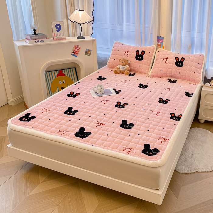 91家纺网 家纺一手货源 找家纺 梵朴 2025新款牛奶绒夹棉床垫床褥加厚珊瑚绒床护垫-印花系列（大床图） 甜蜜小兔