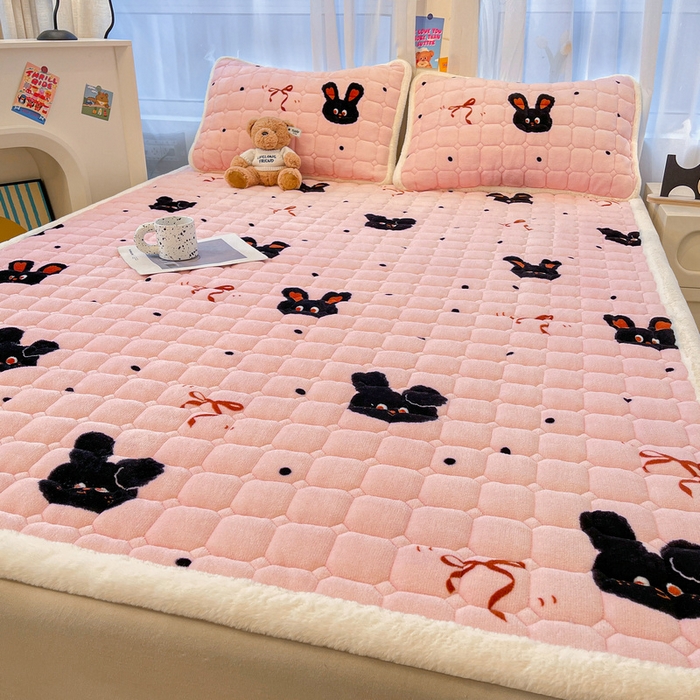 91家纺网 家纺一手货源 找家纺 梵朴 2025新款牛奶绒夹棉床垫床褥加厚珊瑚绒床护垫-印花系列（大床图） 甜蜜小兔