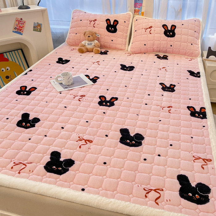 91家纺网 家纺一手货源 找家纺 梵朴 2025新款牛奶绒夹棉床垫床褥加厚珊瑚绒床护垫-印花系列（大床图） 甜蜜小兔