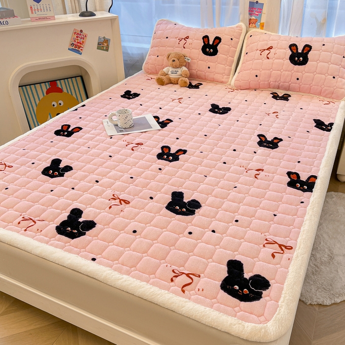 91家纺网 家纺一手货源 找家纺 梵朴 2025新款牛奶绒夹棉床垫床褥加厚珊瑚绒床护垫-印花系列（大床图） 甜蜜小兔