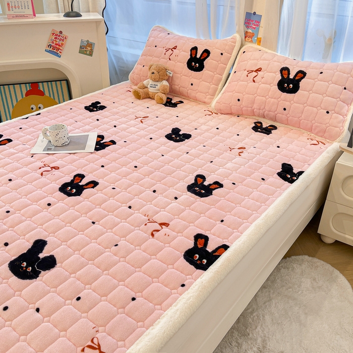 91家纺网 家纺一手货源 找家纺 梵朴 2025新款牛奶绒夹棉床垫床褥加厚珊瑚绒床护垫-印花系列（大床图） 甜蜜小兔