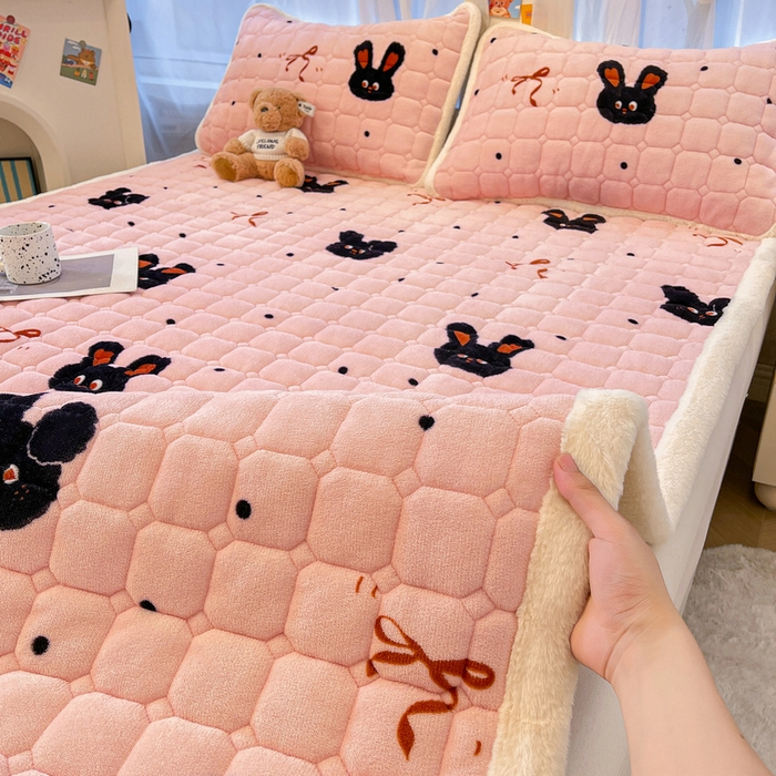 91家纺网 家纺一手货源 找家纺 梵朴 2025新款牛奶绒夹棉床垫床褥加厚珊瑚绒床护垫-印花系列（大床图） 甜蜜小兔