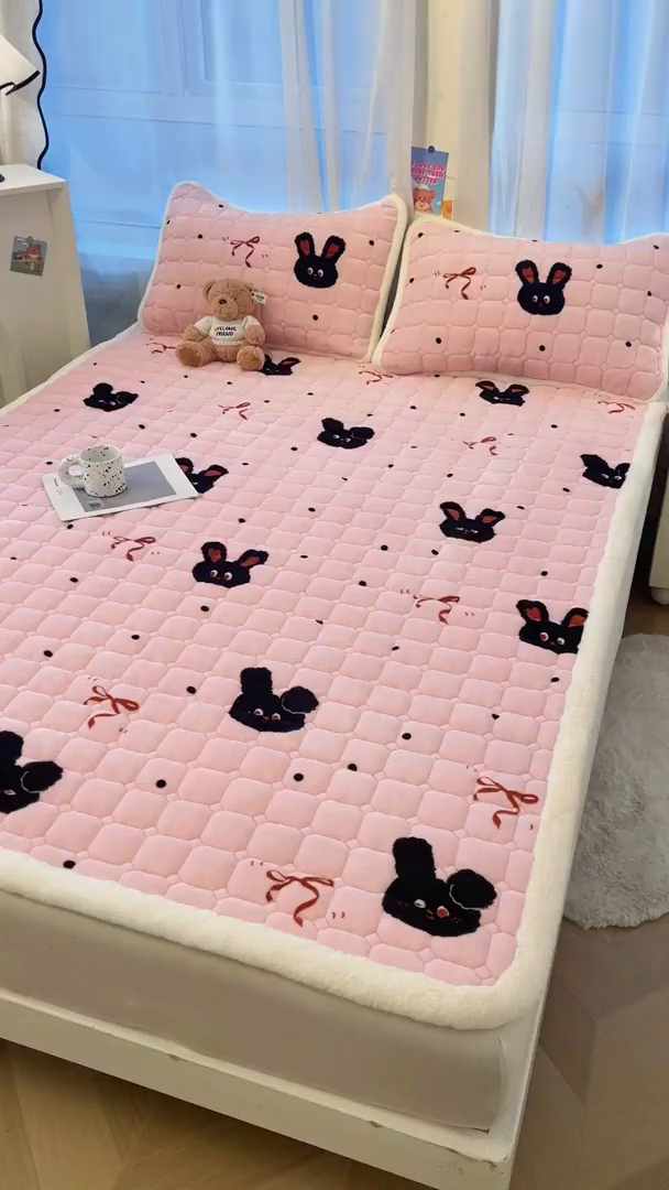 91家纺网 家纺一手货源 找家纺 梵朴 2025新款牛奶绒夹棉床垫床褥加厚珊瑚绒床护垫-印花系列（大床图） 甜蜜小兔