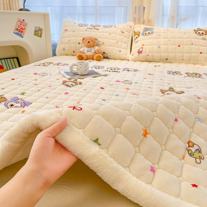 91家纺网 家纺一手货源 找家纺 梵朴 2025新款牛奶绒夹棉床垫床褥加厚珊瑚绒床护垫-印花系列（大床图） 三只布布