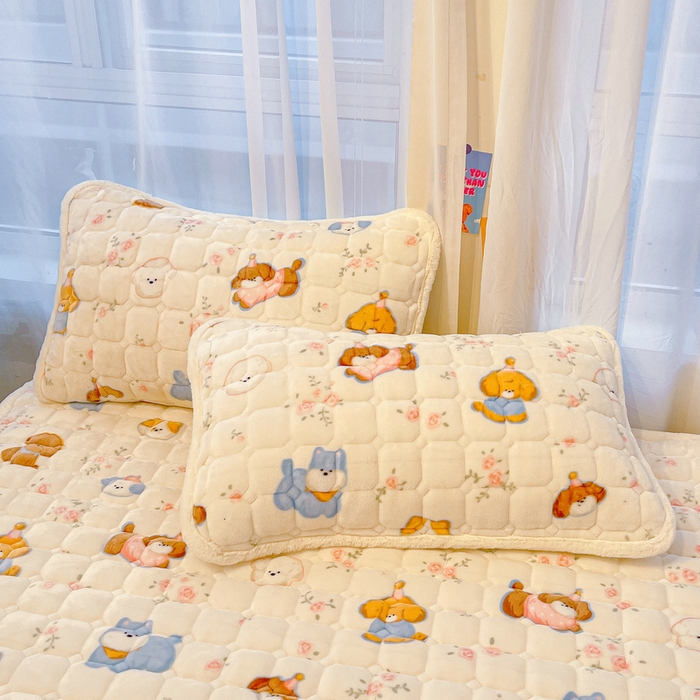 91家纺网 家纺一手货源 找家纺 梵朴 2025新款牛奶绒夹棉床垫床褥加厚珊瑚绒床护垫-印花系列（大床图） 萌宠聚会