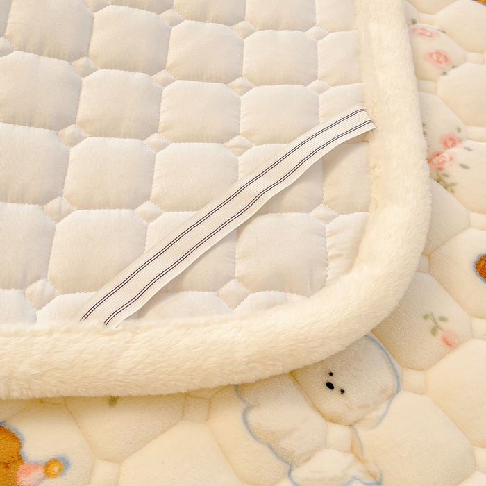 91家纺网 家纺一手货源 找家纺 梵朴 2025新款牛奶绒夹棉床垫床褥加厚珊瑚绒床护垫-印花系列（大床图） 萌宠聚会