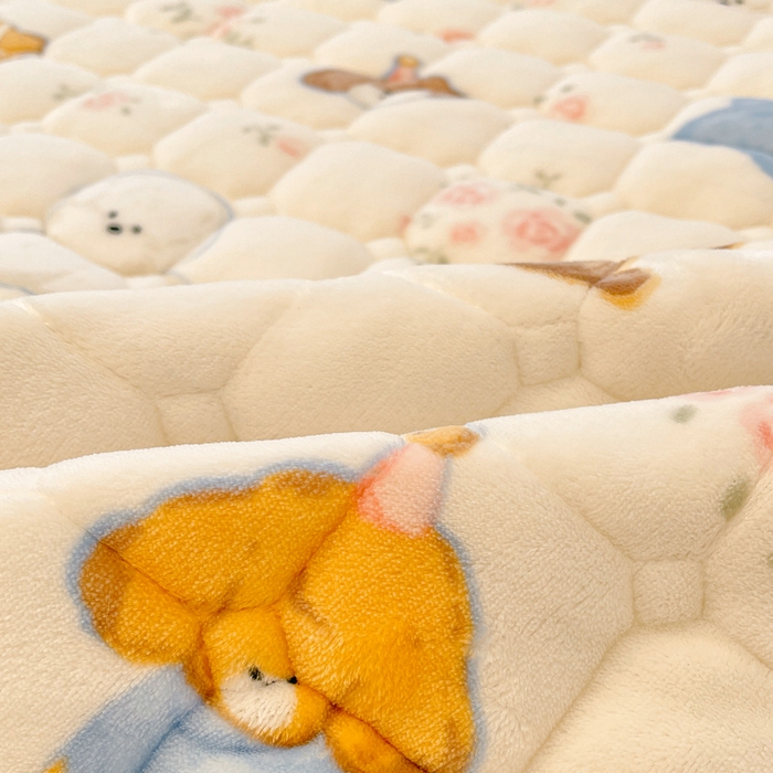 91家纺网 家纺一手货源 找家纺 梵朴 2025新款牛奶绒夹棉床垫床褥加厚珊瑚绒床护垫-印花系列（大床图） 萌宠聚会