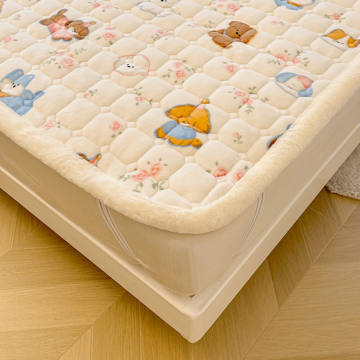 91家纺网 家纺一手货源 找家纺 梵朴 2025新款牛奶绒夹棉床垫床褥加厚珊瑚绒床护垫-印花系列（大床图） 萌宠聚会