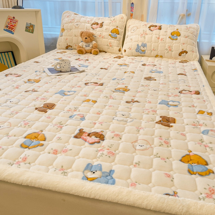 91家纺网 家纺一手货源 找家纺 梵朴 2025新款牛奶绒夹棉床垫床褥加厚珊瑚绒床护垫-印花系列（大床图） 萌宠聚会