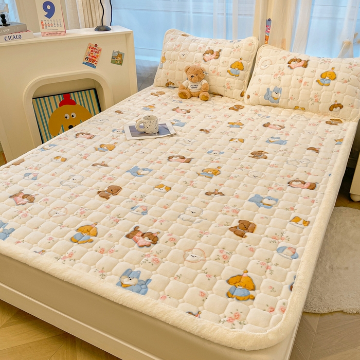 91家纺网 家纺一手货源 找家纺 梵朴 2025新款牛奶绒夹棉床垫床褥加厚珊瑚绒床护垫-印花系列（大床图） 萌宠聚会