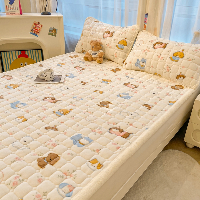 91家纺网 家纺一手货源 找家纺 梵朴 2025新款牛奶绒夹棉床垫床褥加厚珊瑚绒床护垫-印花系列（大床图） 萌宠聚会