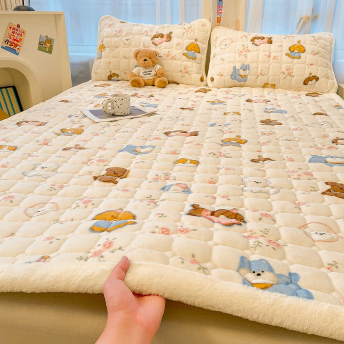 91家纺网 家纺一手货源 找家纺 梵朴 2025新款牛奶绒夹棉床垫床褥加厚珊瑚绒床护垫-印花系列（大床图） 萌宠聚会