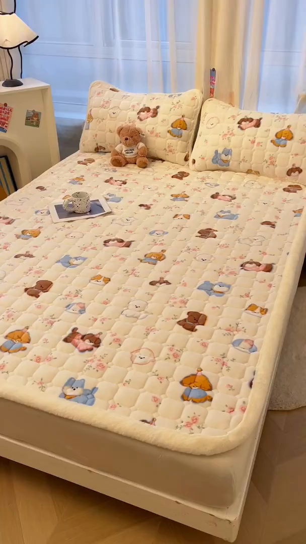 91家纺网 家纺一手货源 找家纺 梵朴 2025新款牛奶绒夹棉床垫床褥加厚珊瑚绒床护垫-印花系列（大床图） 萌宠聚会