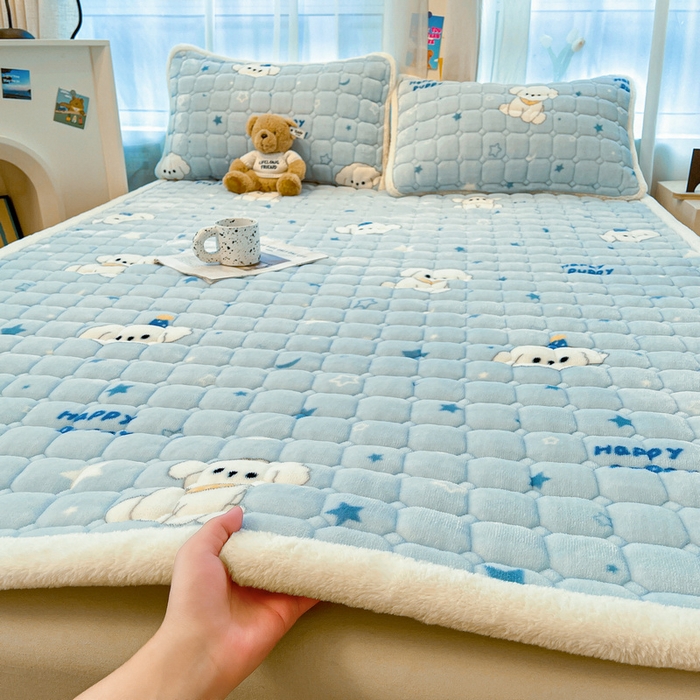 91家纺网 家纺一手货源 找家纺 梵朴 2025新款牛奶绒夹棉床垫床褥加厚珊瑚绒床护垫-印花系列（大床图） 星星萌狗