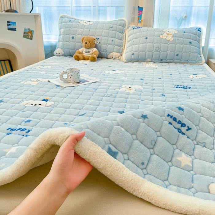 91家纺网 家纺一手货源 找家纺 梵朴 2025新款牛奶绒夹棉床垫床褥加厚珊瑚绒床护垫-印花系列（大床图） 星星萌狗