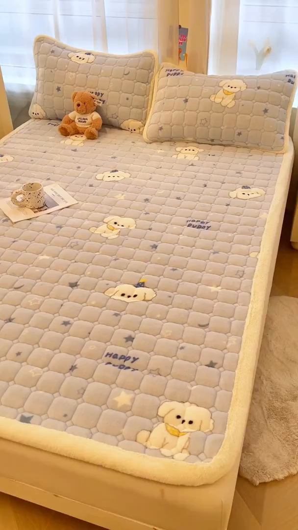 91家纺网 家纺一手货源 找家纺 梵朴 2025新款牛奶绒夹棉床垫床褥加厚珊瑚绒床护垫-印花系列（大床图） 星星萌狗