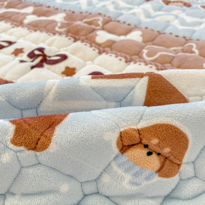 91家纺网 家纺一手货源 找家纺 梵朴 2025新款牛奶绒夹棉床垫床褥加厚珊瑚绒床护垫-印花系列（大床图） 费尔岛狗狗