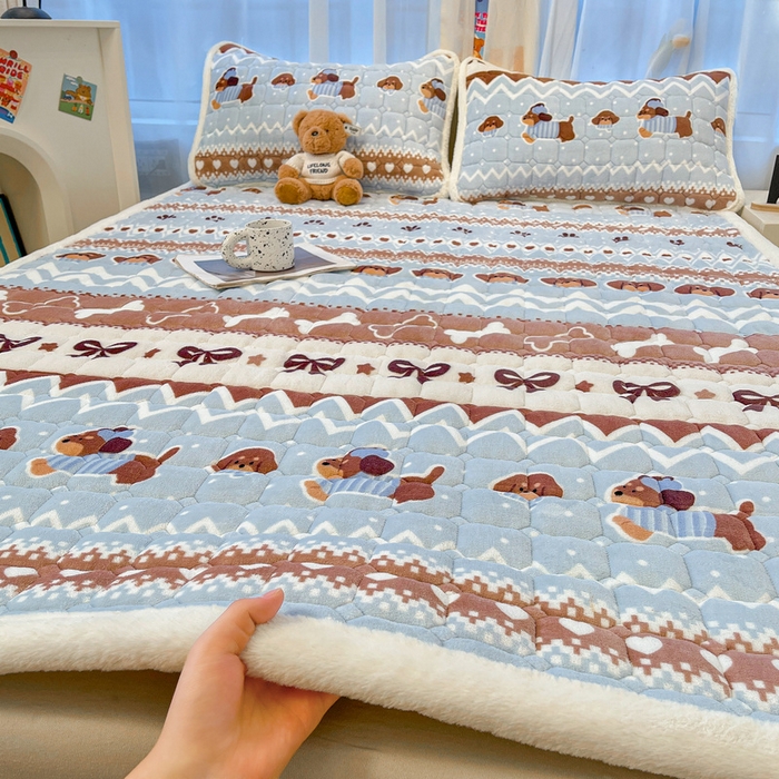 91家纺网 家纺一手货源 找家纺 梵朴 2025新款牛奶绒夹棉床垫床褥加厚珊瑚绒床护垫-印花系列（大床图） 费尔岛狗狗