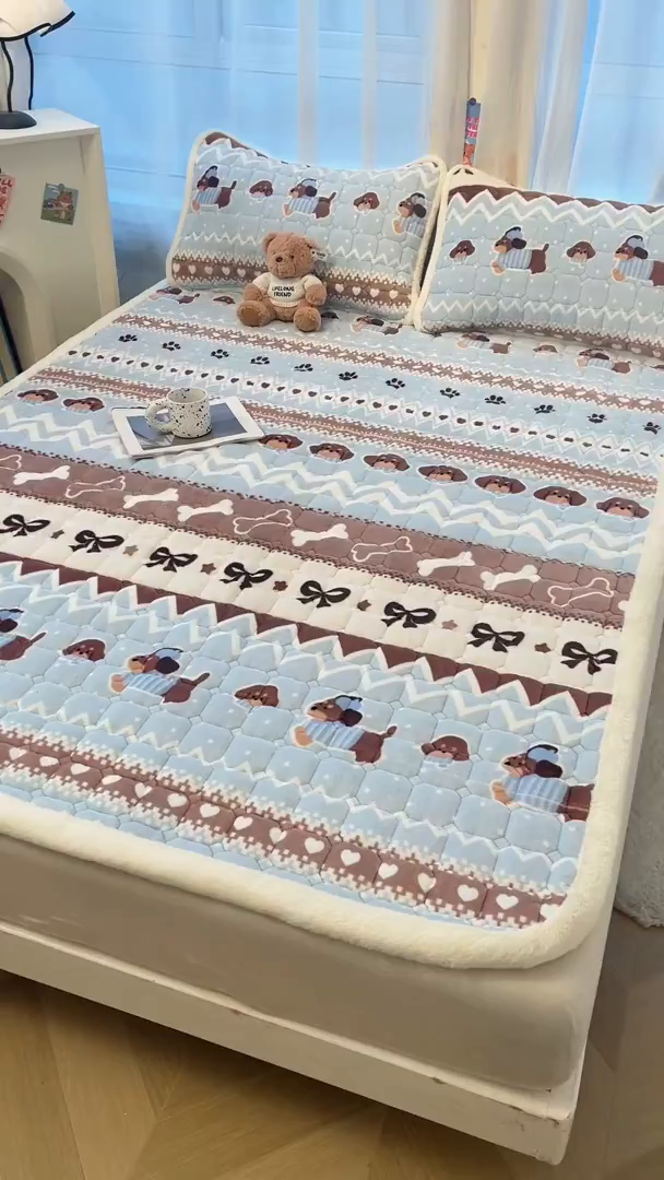 91家纺网 家纺一手货源 找家纺 梵朴 2025新款牛奶绒夹棉床垫床褥加厚珊瑚绒床护垫-印花系列（大床图） 费尔岛狗狗