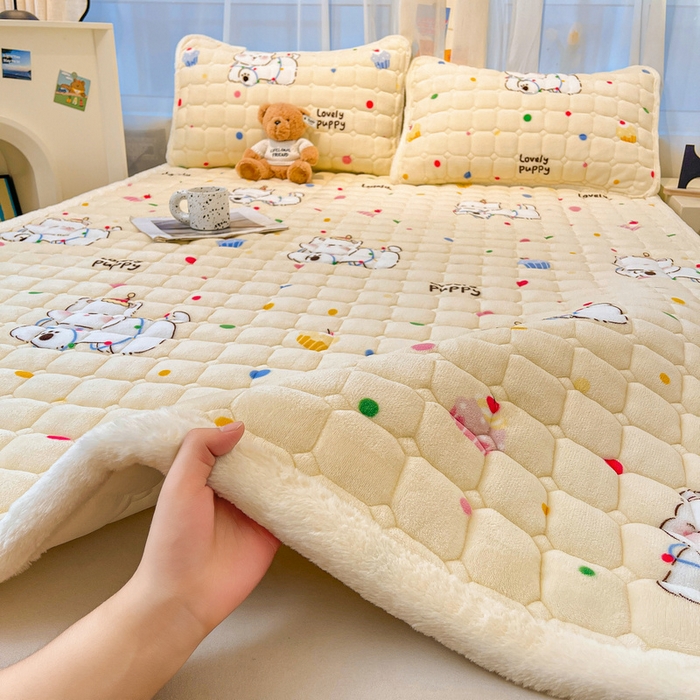 91家纺网 家纺一手货源 找家纺 梵朴 2025新款牛奶绒夹棉床垫床褥加厚珊瑚绒床护垫-印花系列（大床图） 彩点西高地