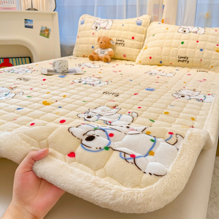 91家纺网 家纺一手货源 找家纺 梵朴 2025新款牛奶绒夹棉床垫床褥加厚珊瑚绒床护垫-印花系列（大床图） 彩点西高地