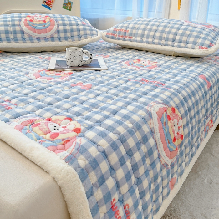 91家纺网 家纺一手货源 找家纺 梵朴 2025新款牛奶绒夹棉床垫床褥加厚珊瑚绒床护垫-印花系列（大床图） 蛋糕兔