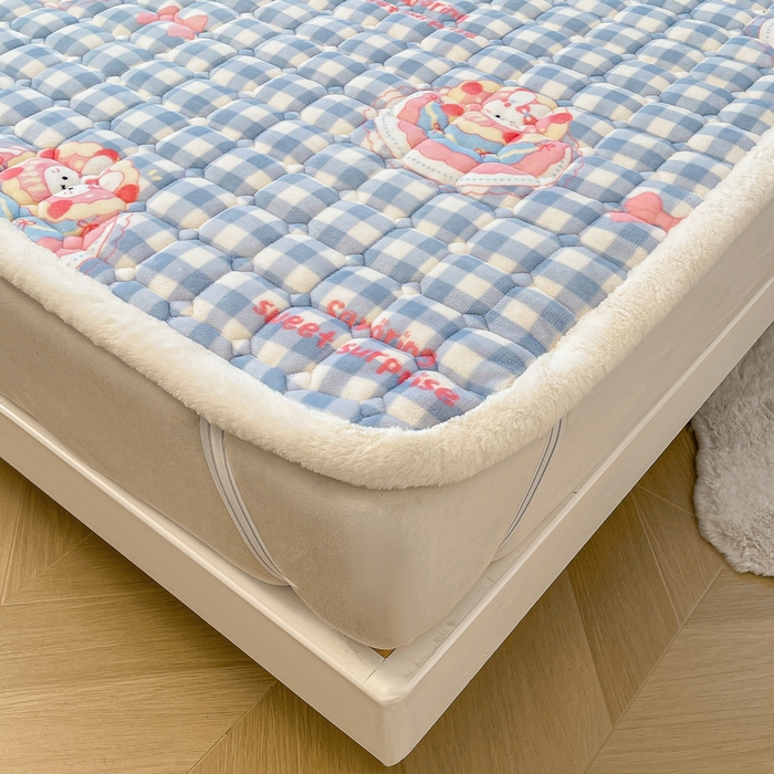 91家纺网 家纺一手货源 找家纺 梵朴 2025新款牛奶绒夹棉床垫床褥加厚珊瑚绒床护垫-印花系列（大床图） 蛋糕兔