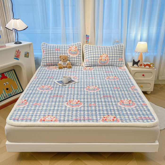 91家纺网 家纺一手货源 找家纺 梵朴 2025新款牛奶绒夹棉床垫床褥加厚珊瑚绒床护垫-印花系列（大床图） 蛋糕兔