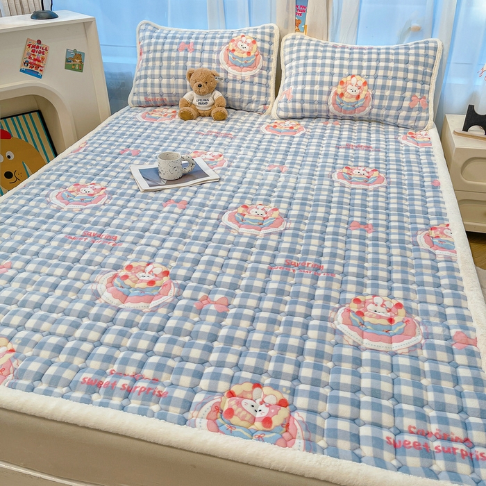 91家纺网 家纺一手货源 找家纺 梵朴 2025新款牛奶绒夹棉床垫床褥加厚珊瑚绒床护垫-印花系列（大床图） 蛋糕兔