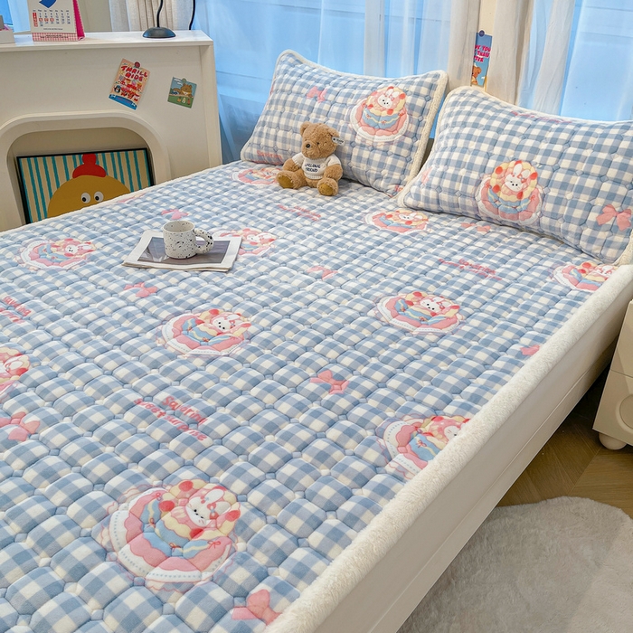 91家纺网 家纺一手货源 找家纺 梵朴 2025新款牛奶绒夹棉床垫床褥加厚珊瑚绒床护垫-印花系列（大床图） 蛋糕兔