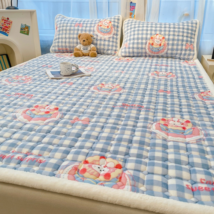 91家纺网 家纺一手货源 找家纺 梵朴 2025新款牛奶绒夹棉床垫床褥加厚珊瑚绒床护垫-印花系列（大床图） 蛋糕兔