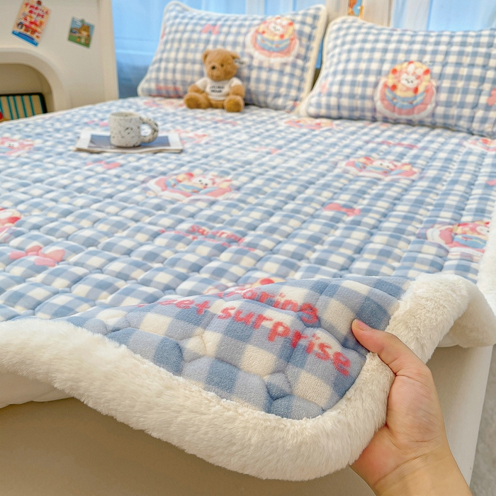 91家纺网 家纺一手货源 找家纺 梵朴 2025新款牛奶绒夹棉床垫床褥加厚珊瑚绒床护垫-印花系列（大床图） 蛋糕兔