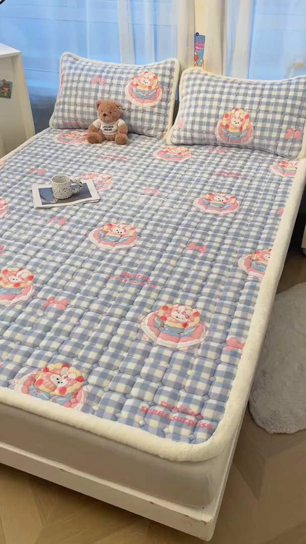 91家纺网 家纺一手货源 找家纺 梵朴 2025新款牛奶绒夹棉床垫床褥加厚珊瑚绒床护垫-印花系列（大床图） 蛋糕兔