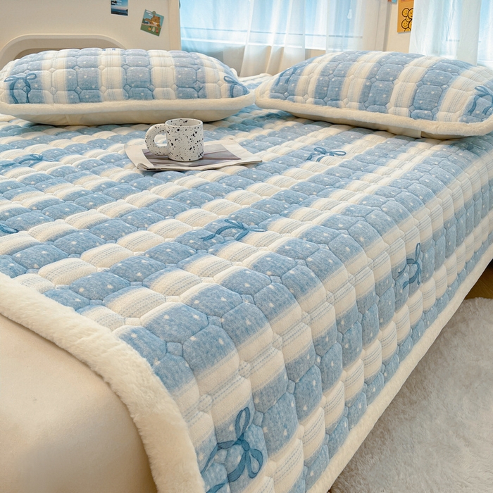 91家纺网 家纺一手货源 找家纺 梵朴 2025新款牛奶绒夹棉床垫床褥加厚珊瑚绒床护垫-印花系列（大床图） 爱心蝴蝶结蓝