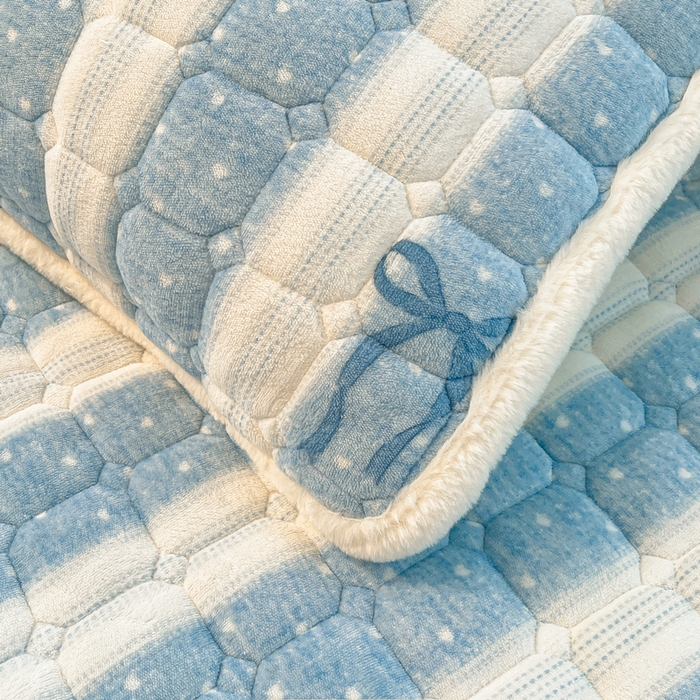 91家纺网 家纺一手货源 找家纺 梵朴 2025新款牛奶绒夹棉床垫床褥加厚珊瑚绒床护垫-印花系列（大床图） 爱心蝴蝶结蓝