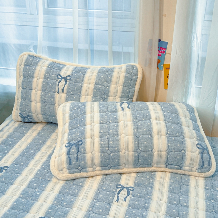 91家纺网 家纺一手货源 找家纺 梵朴 2025新款牛奶绒夹棉床垫床褥加厚珊瑚绒床护垫-印花系列（大床图） 爱心蝴蝶结蓝