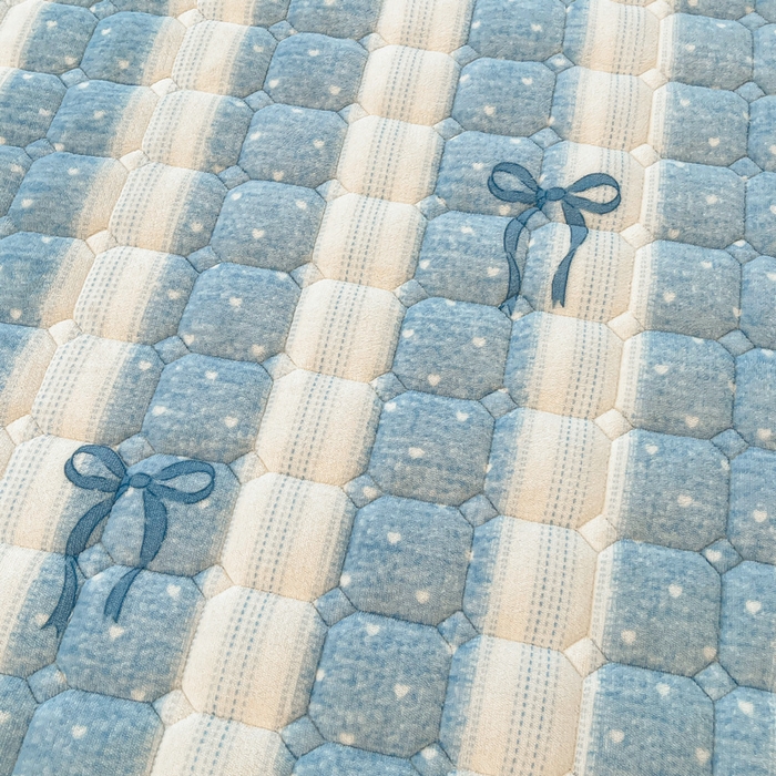 91家纺网 家纺一手货源 找家纺 梵朴 2025新款牛奶绒夹棉床垫床褥加厚珊瑚绒床护垫-印花系列（大床图） 爱心蝴蝶结蓝