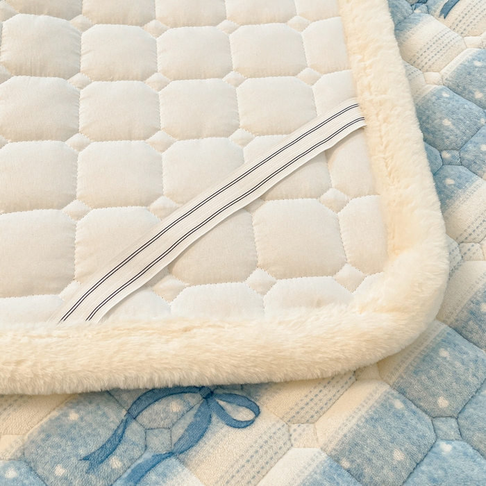 91家纺网 家纺一手货源 找家纺 梵朴 2025新款牛奶绒夹棉床垫床褥加厚珊瑚绒床护垫-印花系列（大床图） 爱心蝴蝶结蓝